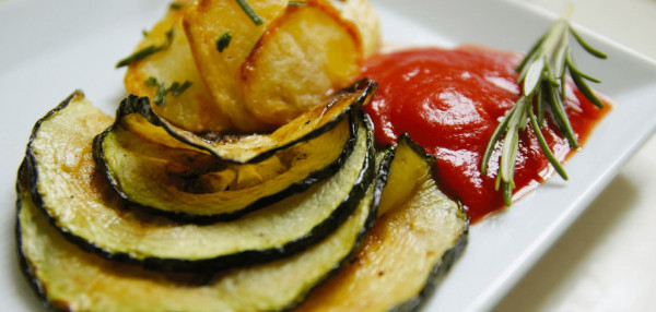 Tomatendip mit gebratenen Zuchini und Rosmarinkartoffel-nicola-sautter